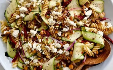 Zucchinisalat mit Feta und Nudeln - bereiten Sie mithilfe des einfachen Rezepts ein leckeres Gericht zu