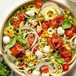 Zucchinisalat mit Tomaten - das ist ein erfrischendes Gericht, das Sie an heißen Tagen zubereiten können