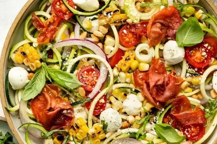 Zucchinisalat mit Tomaten - das ist ein erfrischendes Gericht, das Sie an heißen Tagen zubereiten können