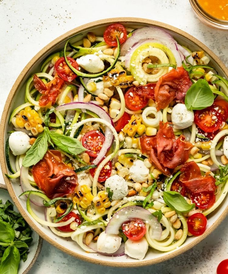 Zucchinisalat mit Tomaten - das ist ein erfrischendes Gericht, das Sie an heißen Tagen zubereiten können