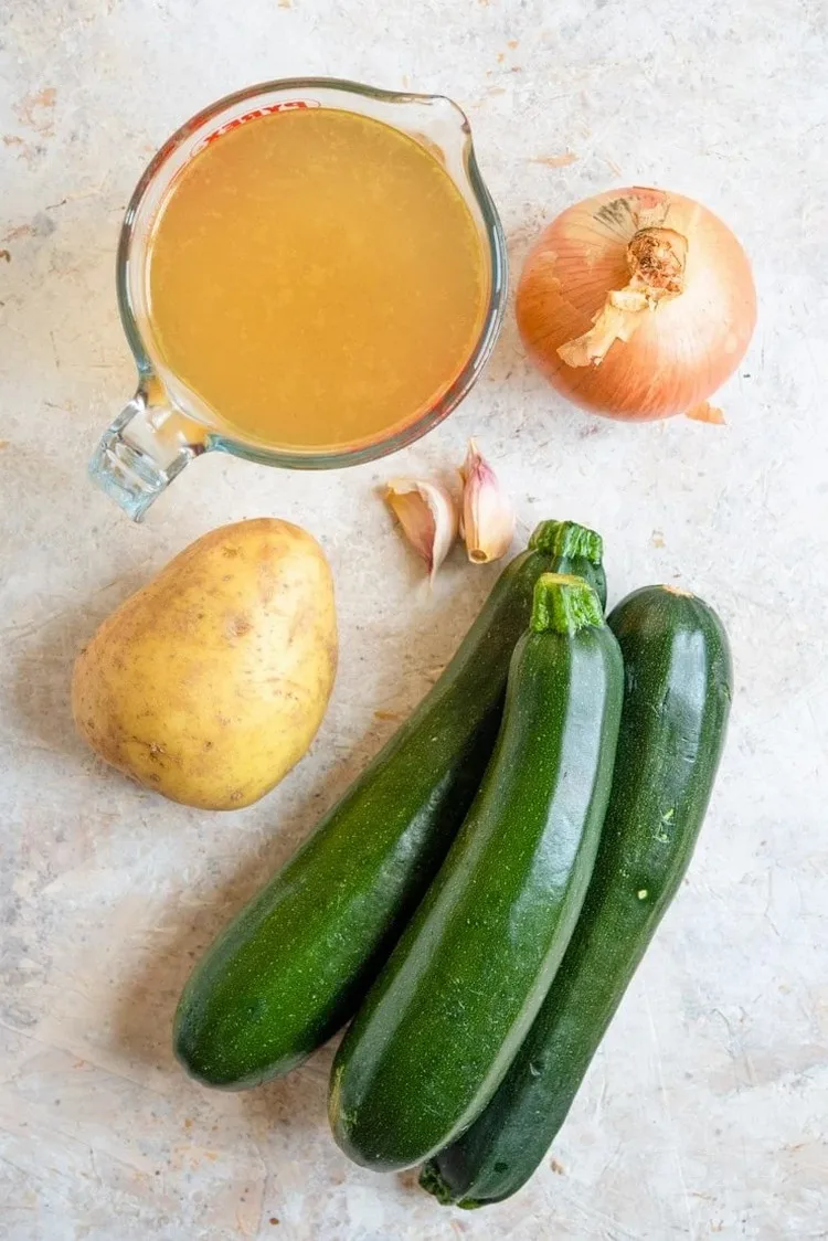 Zutaten für cremige Zucchini- und Kartoffelsuppe