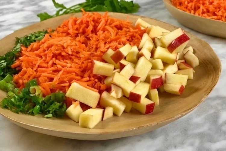 Apfel und Karottensalat mit Zwiebeln