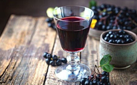 Aronia Likör selber machen - mit diesem schnellen Rezept können Sie das leckere Getränk selbst herstellen