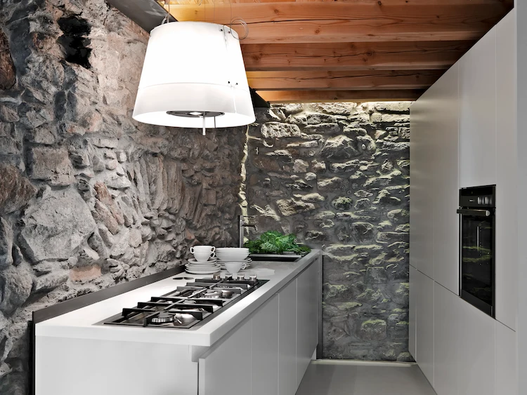 auffällige kombination aus holz und naturstein in kleiner küche mit moderner ausstattung