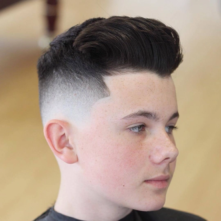 aussagekräftiger und elegant aussehender haarschnitt mit pompadour und undercut für jungs im teenageralter