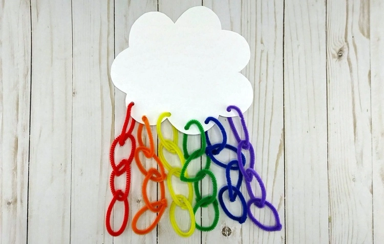 Basteln mit Kindern Regenbogenwolke aus Papier und Pfeifenreinigern