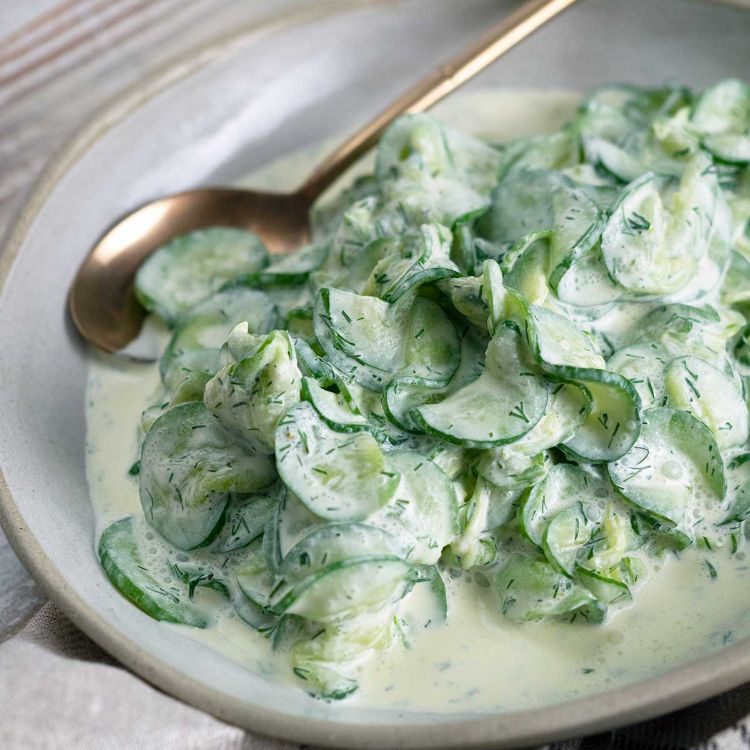 Cremiger Gurkensalat mit Schmand und Zwiebeln leichte Sommer-Beilagen mit wenig Kalorien