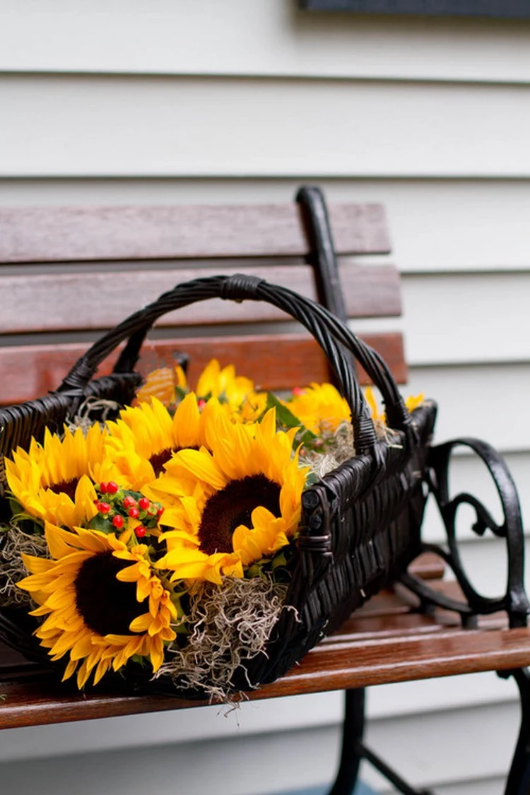 Deko mit Sonnenblumen im Korb für die Eingangstür