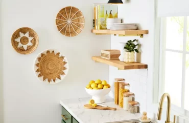 dekorative körbe an der wand neben der küchenspüle aufhängen und günstig den kochbereich aufpeppen