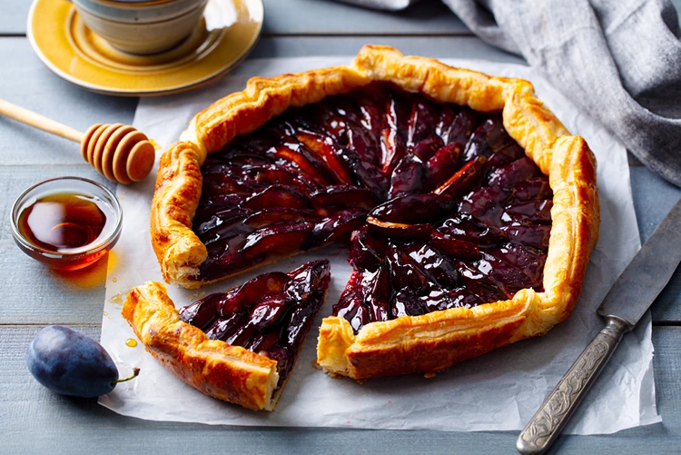 Die Pflaumen kann man zusätzlich mit Pflaumenmarmelade bedecken