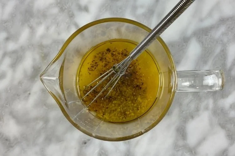 dressing mit honig und senf beimischen