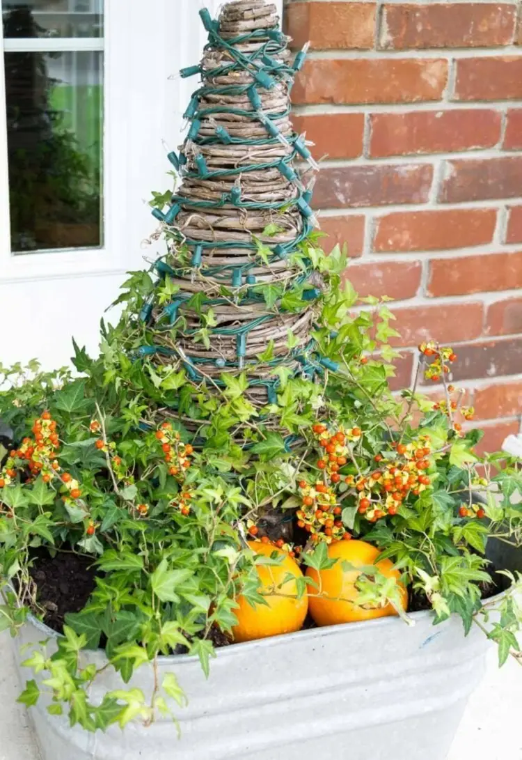 Einfache Herbstdeko für draußen - Hauseingang mit Lichterkette, Pflanzen und Zinkwanne gestalten