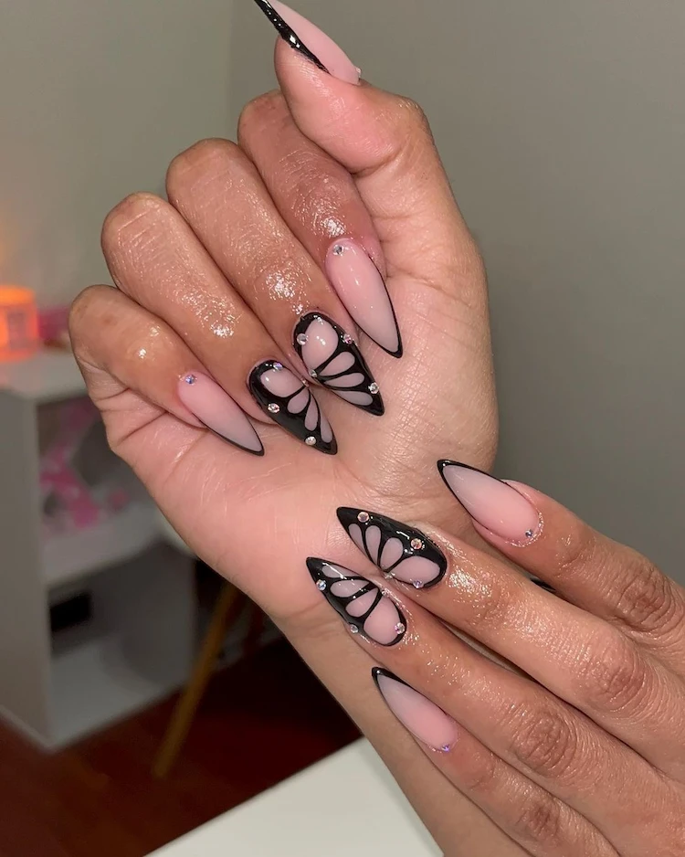 Elegante Butterfly Nails in Schwarz