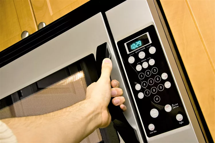 elektrische küchengeräte wie mikrowellen mit touchpads sollten regelmäßig vom schmutz befreit werden