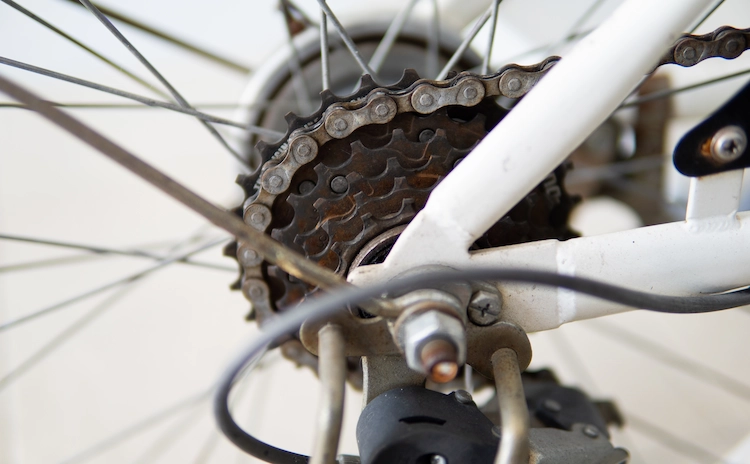 fahrradkette regelmäßig schmieren und rost am fahrrad entfernen oder verhindern