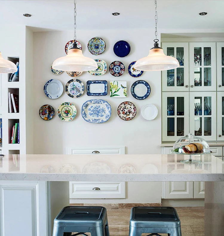 farbenfrohe und dekorative teller in einer komposition als wanddekoration für die küche symetrisch anordnen