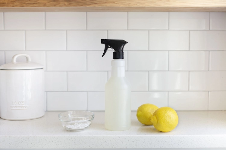 Fettflecken in der Küche mit Zitronensaft entfernen