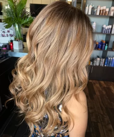 Frisurentrends braune Haare Cinnamon Swirl Haarfarben Trends Herbst 2023