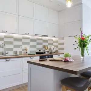 gemütlicher küchenraum mit sitzgelegenheiten und dezent gestaltetem kochbereich wirkt einladend