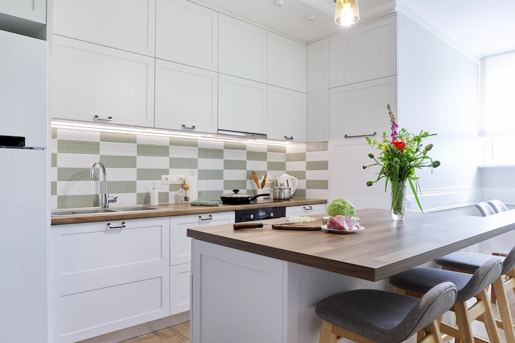 gemütlicher küchenraum mit sitzgelegenheiten und dezent gestaltetem kochbereich wirkt einladend