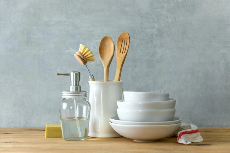 geschirrbürsten oder sonstiges reinigungswerkzeug und küchenutensilien bei der küchenreinigung berücksichtigen