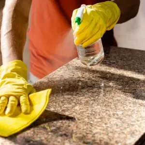Granit-Arbeitsplatte reinigen und pflegen - Tipps und Hausmittel