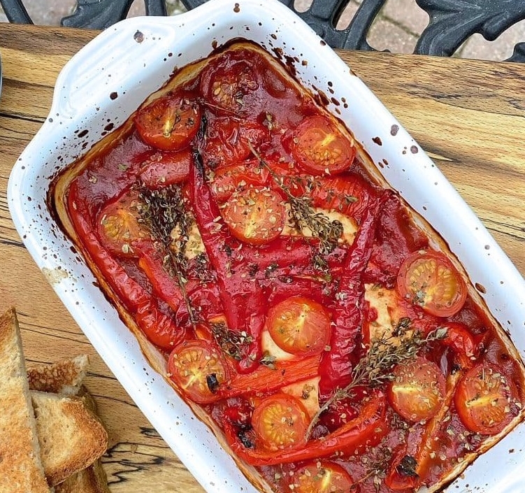 griechischer feta auflauf mit frischen tomaten paprika und gewürzen
