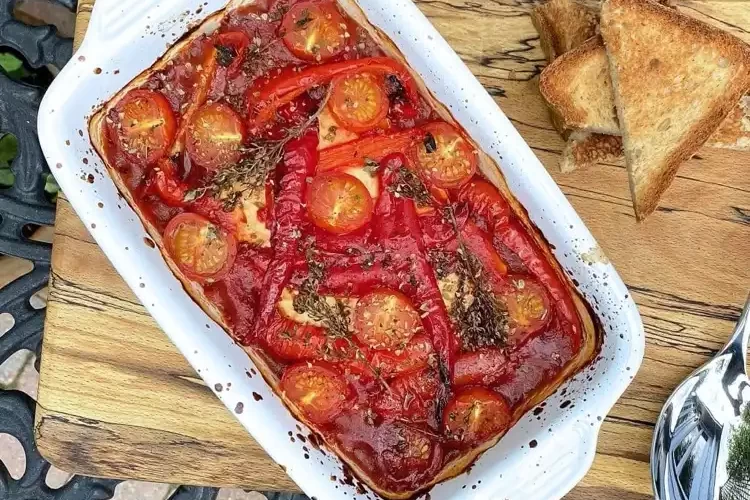 Griechischer Feta Auflauf mit Tomaten Paprika und Kräutern
