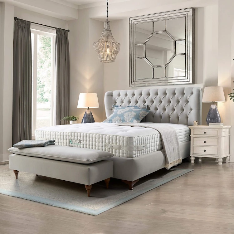 großer dekorativer spiegel über dem schlafbett auf neutraler beigefarbener wand