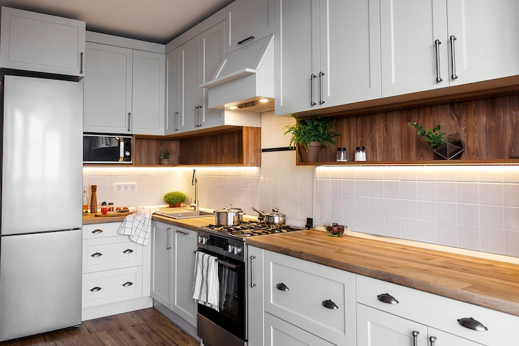 hartholz als material für günstige küchenarbeitsplatten verwenden und rustikalen look erzielen