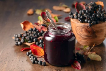hausgemachte aronia konfitüre im herbst