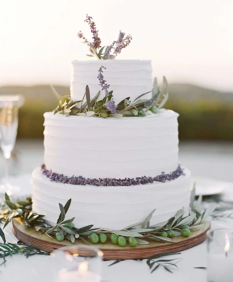 Hochzeitstorte mit Lavendel