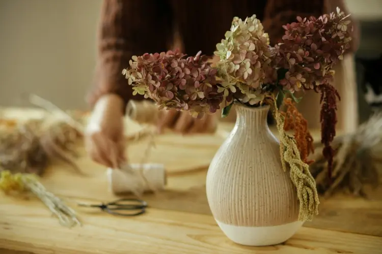 Hortensien trocknen für Kranz ohne Farbverlust für eine schöne Tischdeko