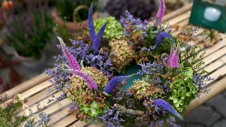 Hortensienkranz binden mit frischen Blüten - Besenheide, Flieder, Moos und Ehrenpreis