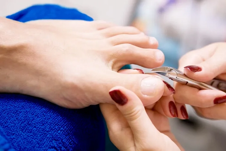 im kosmetikstudio bei einer fußpflegerin sich einer pediküre für männer mit hornhautentfernung unterziehen