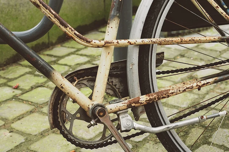 im laufe der zeit kann korrosion bei aufbewahrung vom fahrrad im freien auftreten und den rahmen angreifen