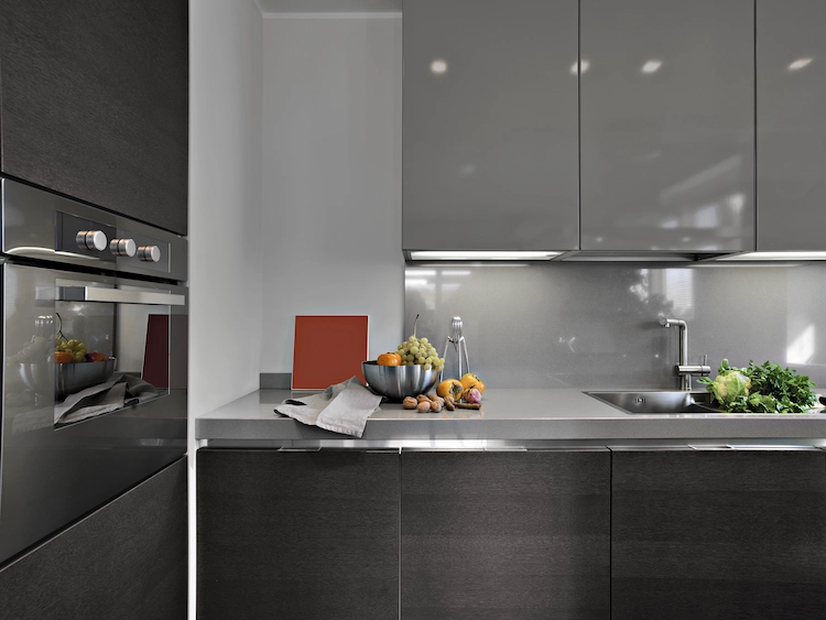 in grau gestaltete kleine küche mit edlen küchenschränken und modernen küchengeräten