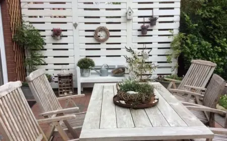 in weiß gestrichener sichtschutzwand mit dekoration neben einem essbereich auf gartenterrasse installieren