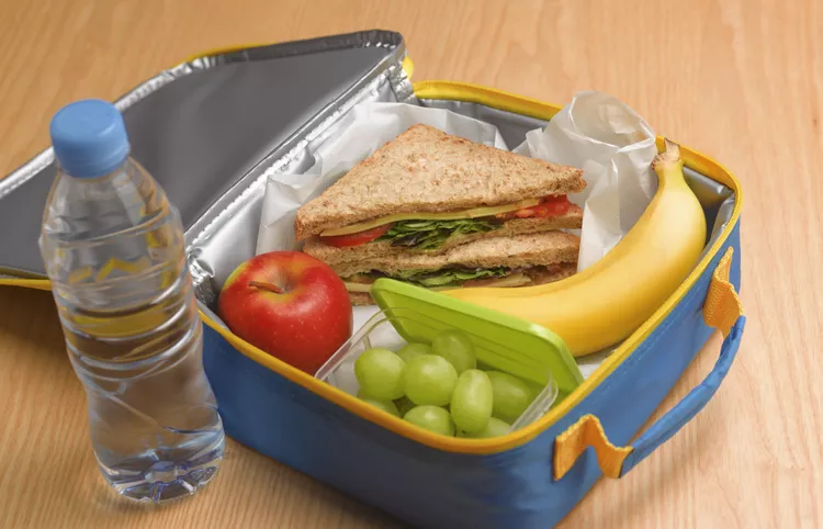jegliche wiederverwendbare produkte wie lunchbox oder plastikflaschen ordentlich von bakterien befreien
