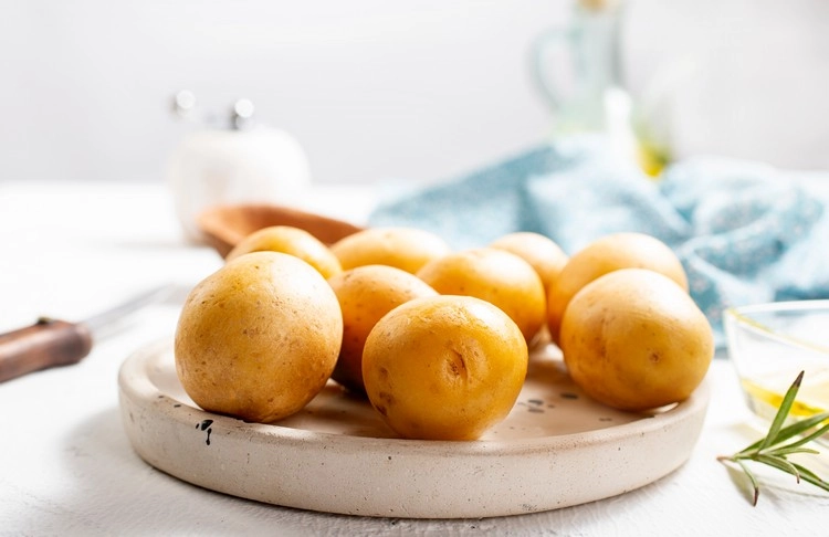 Kartoffeln vor dem Kochen gut reinigen, um Lebensmittelvergiftung zu vermeiden