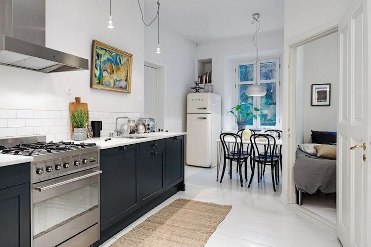 klassische wandgemälde über der küchenspüle im art deco stil in einem minimalistischen vintage küchenraum
