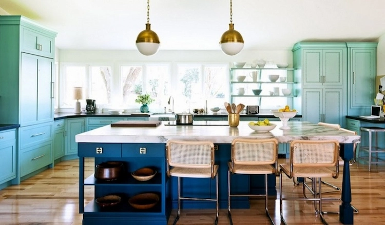 küche farbenfroh gestalten und durch neuen farbstrich in blau und grün unansehnliche alte schränke aufpeppen
