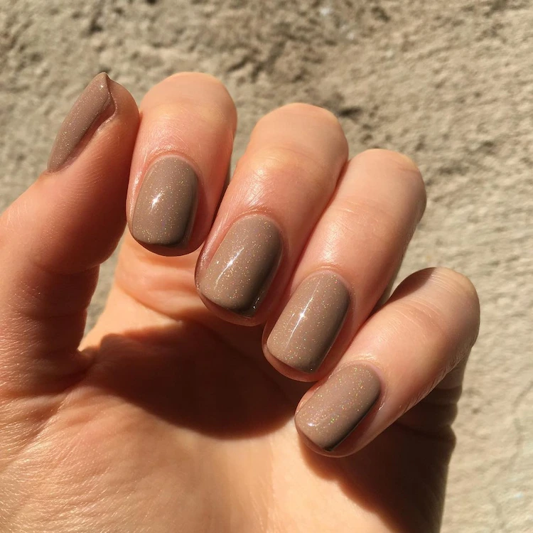 Kurze Latte Nails mit Glitzer