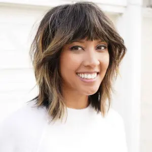 Layered Long Bobs 2023 in Braun und mit Highlights sind sehr modisch