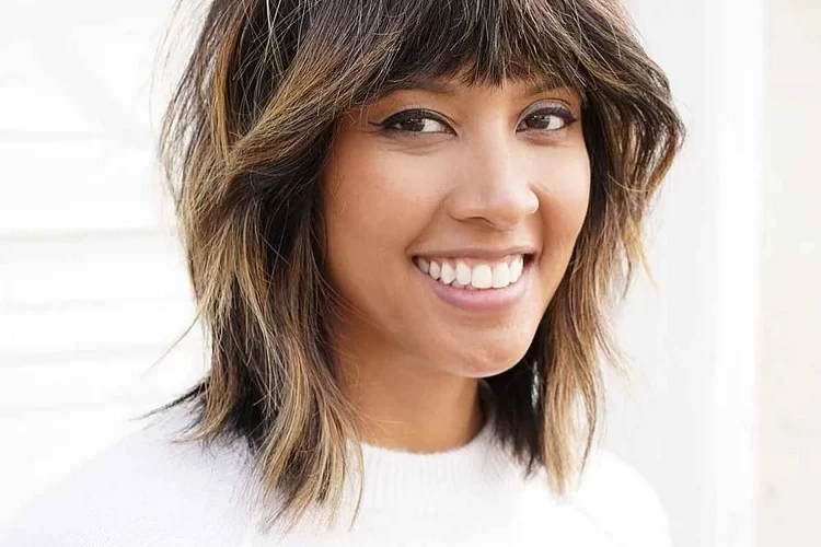 Layered Long Bobs 2023 in Braun und mit Highlights sind sehr modisch