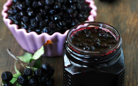 leckere aronia konfitüre neben frischer aronia