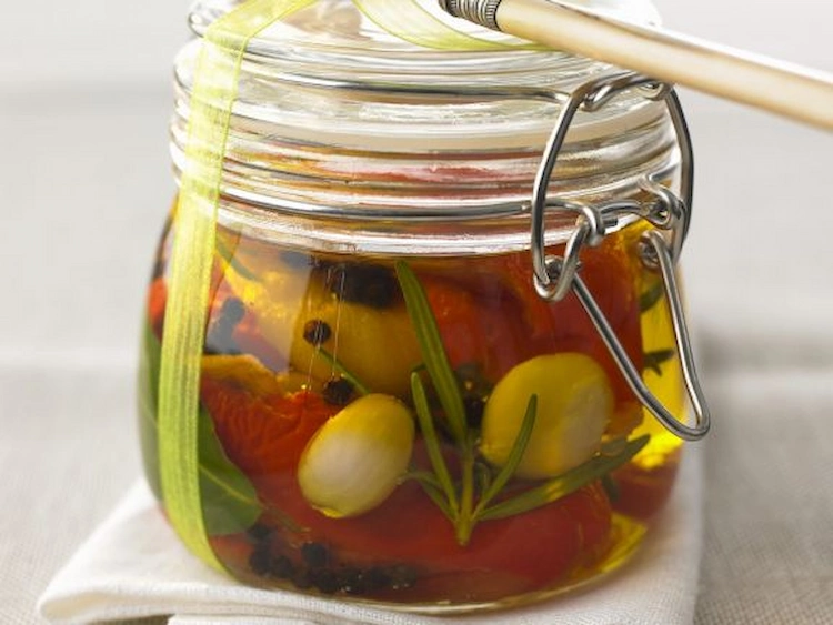 marinade aus olivenöl und rosmarin mit knoblauchzehen herstellen und peperoni einlegen im glas
