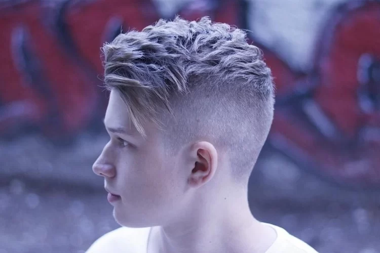 mehr textur durch modern geschnittene haare am oberkopf als passende frisuren für teenager jungs 2023