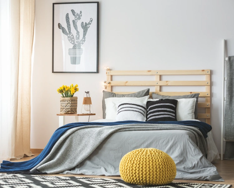 minimalistische farbgestaltung des schlafzimmers mit neutralen farbtönen und wanddekoration