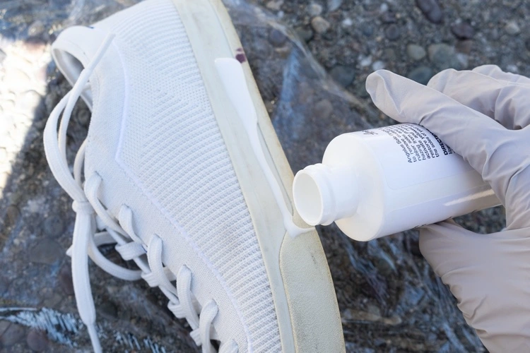 Mit Wasserstoffperoxid vergilbte Sneaker Sohlen wieder weiß bekommen